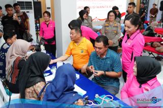 HUT ke-77, Polwan Polda Sumut Bersama Bhayangkari Tebar Kepedulian Lewat Donor Darah